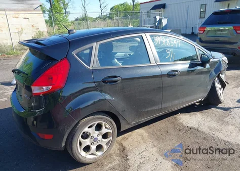 2013 Ford Fiesta Titanium z USA, uszkodzony, nr VIN 3FADP4FJ2DM175184